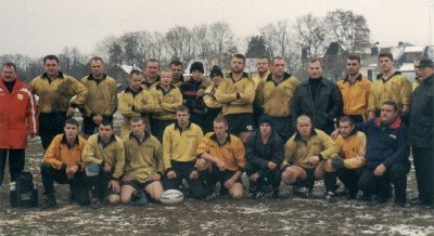 Taurs turnyro finalininkai - Jurbarko "Lies-Skorpiono" komanda. Deinje stovi Jurbarko rajono meras A.Zairys, pritps komandos vadovas R.Alksnis, antras i kairs stovi komandos aidiantysis treneris R.Kazlauskas